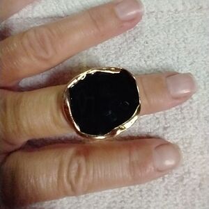 Goldtone black stretch ring 💍8.5